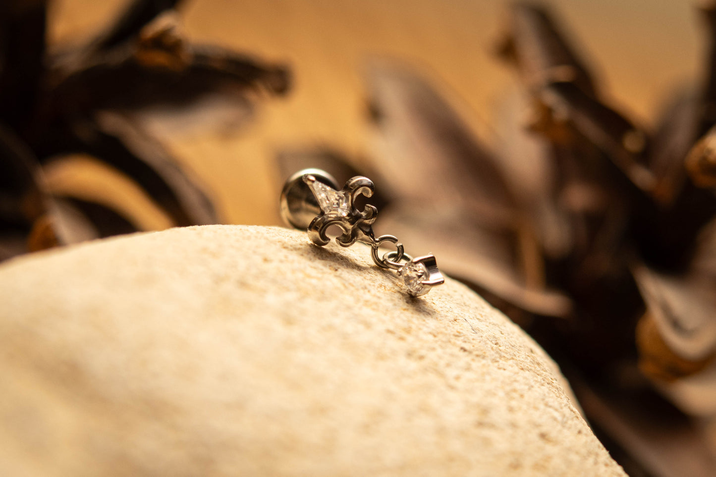 ALTHEA Piercing en titane ASTM F - 136 – Fleur de lys scintillante - Much Elegance