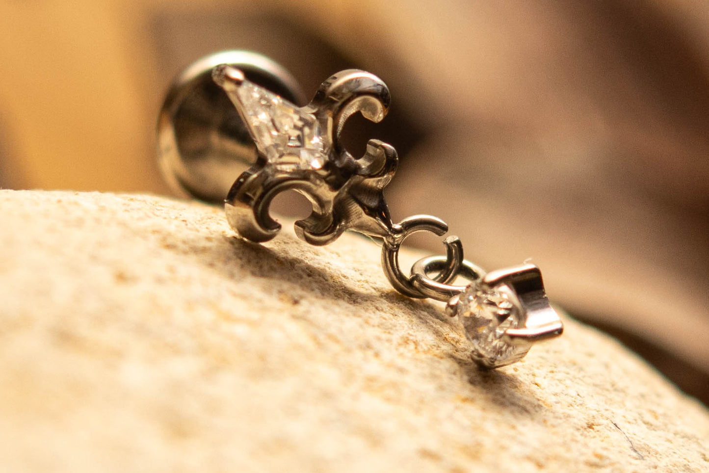 ALTHEA Piercing en titane ASTM F - 136 – Fleur de lys scintillante - Much Elegance