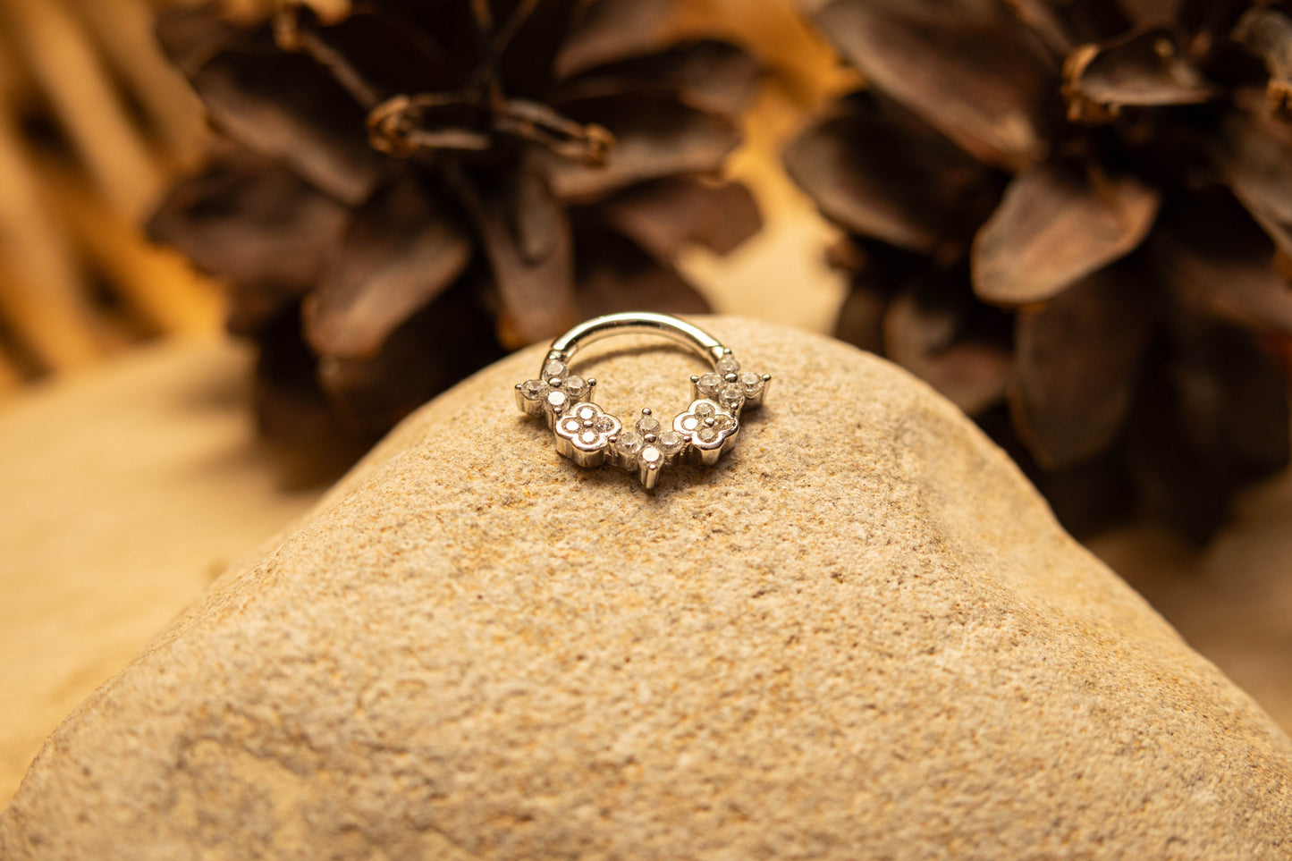 BLOOM DAITH – Piercing Daith & Septum Floral en Argent 925 Plaqué Or 18K - Much Elegance