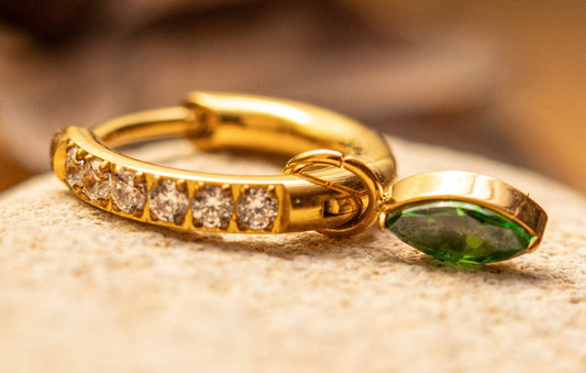 ELERIA VERDIA – Créole en Titane ASTM F - 136 Plaqué Or 18K | Cristaux & Goutte Verte - Much Elegance