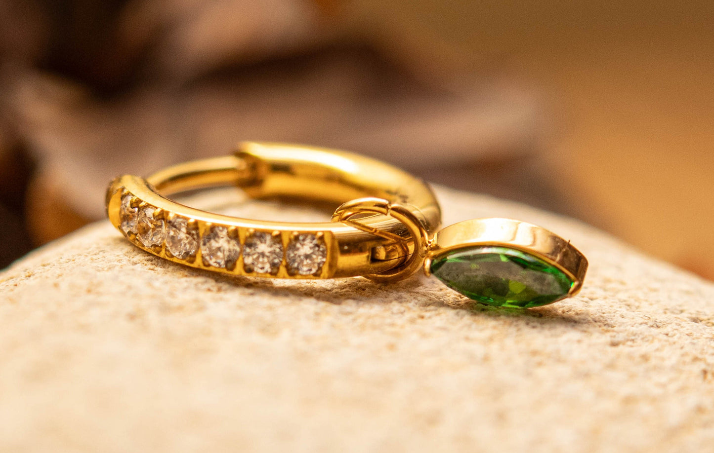 ELERIA VERDIA – Créole en Titane ASTM F - 136 Plaqué Or 18K | Cristaux & Goutte Verte - Much Elegance