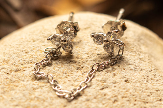 FLEUR DE CHAÎNE - Boucle d’oreille double avec chaînette et fleurs - Much Elegance