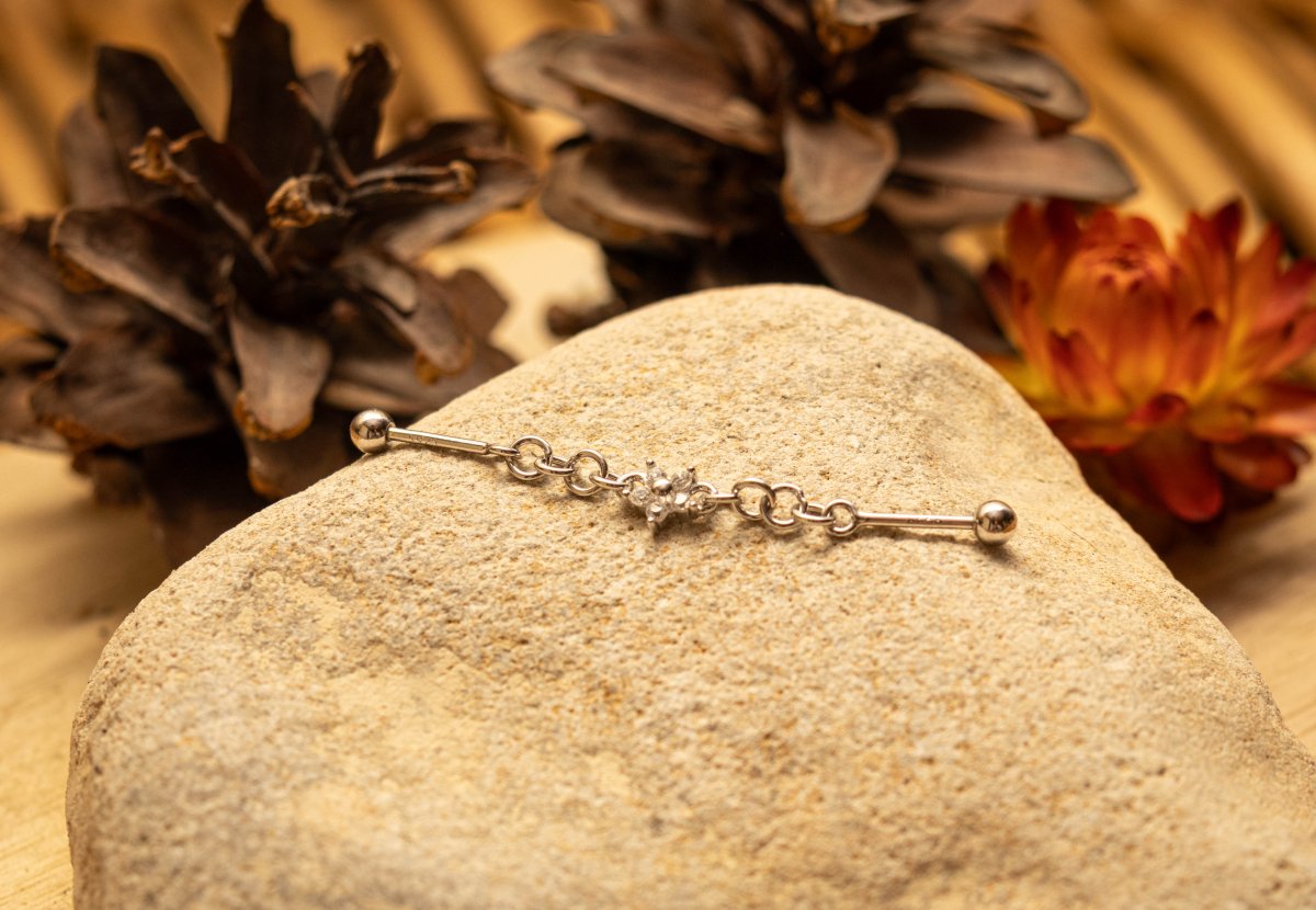 FLEURIS – Piercing industriel fleur en argent sterling 925 plaqué or 18K - Much Elegance