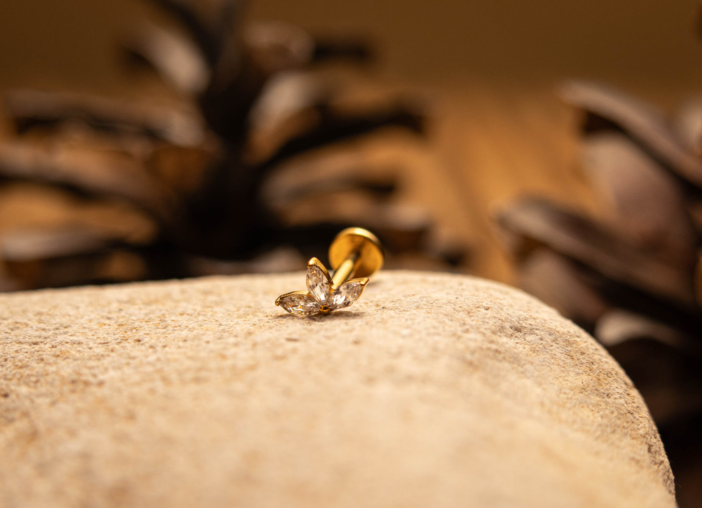 FLORIA – Piercing Fleur en Titane ASTM F - 136 | Cristaux Marquise (Or 18K ou Argent) - Much Elegance