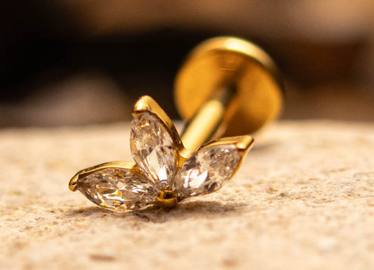 FLORIA – Piercing Fleur en Titane ASTM F - 136 | Cristaux Marquise (Or 18K ou Argent) - Much Elegance