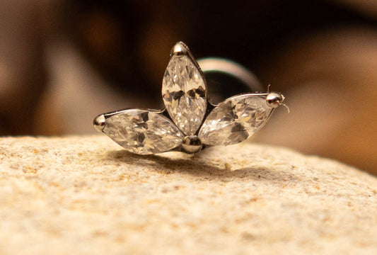 FLORIA – Piercing Fleur en Titane ASTM F - 136 | Cristaux Marquise (Or 18K ou Argent) - Much Elegance