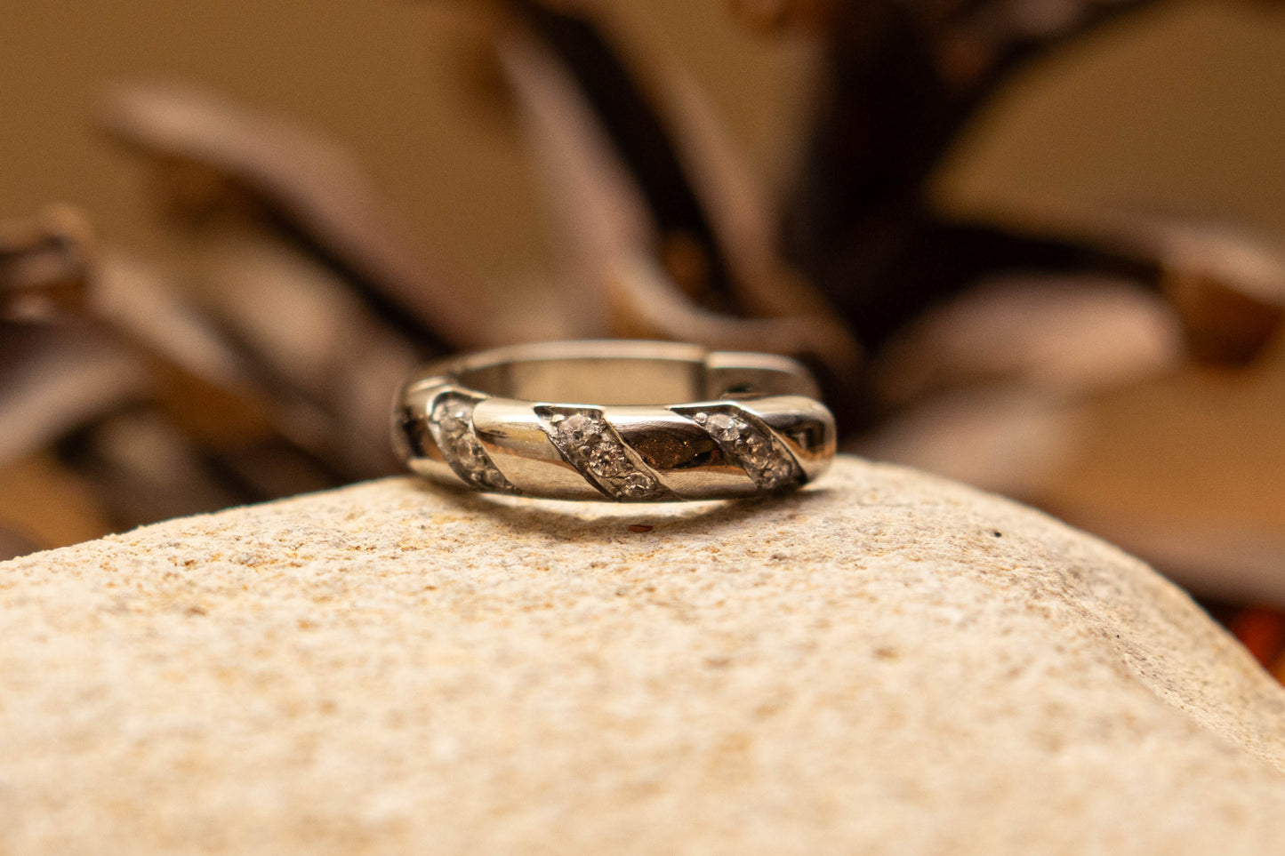 LIVIA – Créole Ondulée en Titane ASTM F - 136 | Cristaux Sertis (Or 18K ou Argent) - Much Elegance