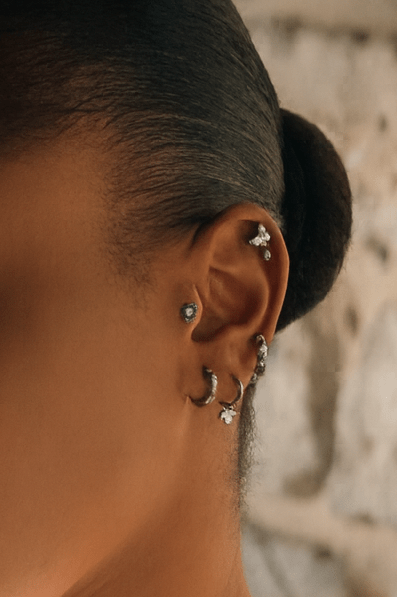 LIVIA – Créole Ondulée en Titane ASTM F - 136 | Cristaux Sertis (Or 18K ou Argent) - Much Elegance