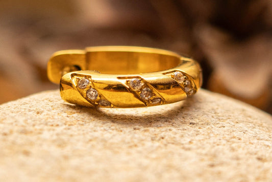 LIVIA – Créole Ondulée en Titane ASTM F - 136 | Cristaux Sertis (Or 18K ou Argent) - Much Elegance