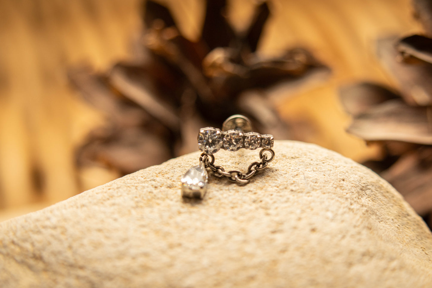 LYSIA – Piercing Cristaux & Chaîne en Titane ASTM F - 136 | Luxe Lumineux - Much Elegance