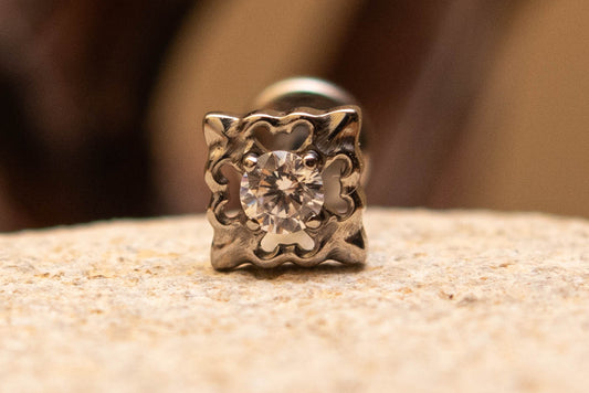 ORÉLIA – Piercing en Titane ASTM F - 136 | Fleur Sculptée & Cristal Étincelant (Or 18K ou Argent) - Much Elegance