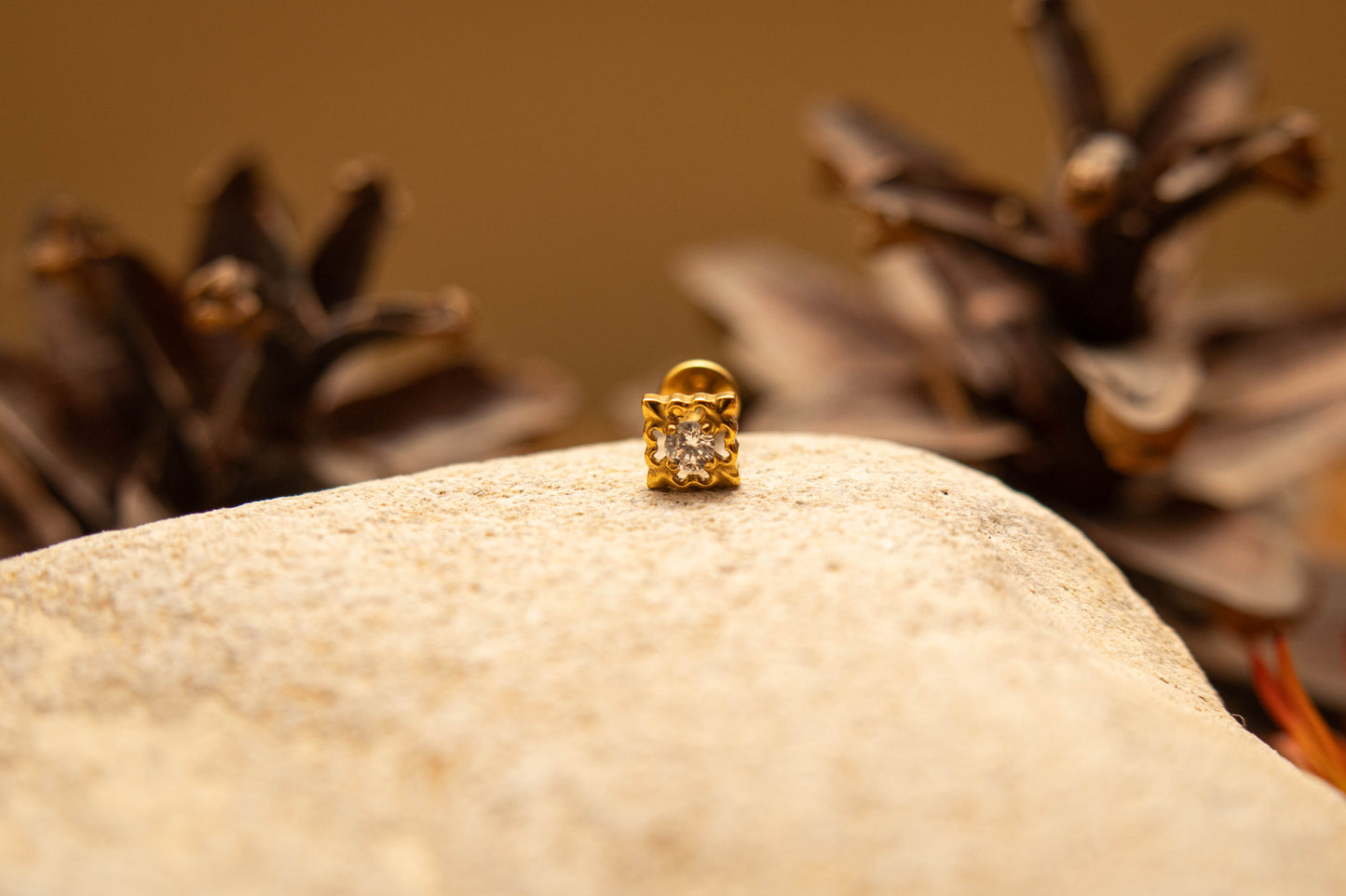 ORÉLIA – Piercing en Titane ASTM F - 136 | Fleur Sculptée & Cristal Étincelant (Or 18K ou Argent) - Much Elegance