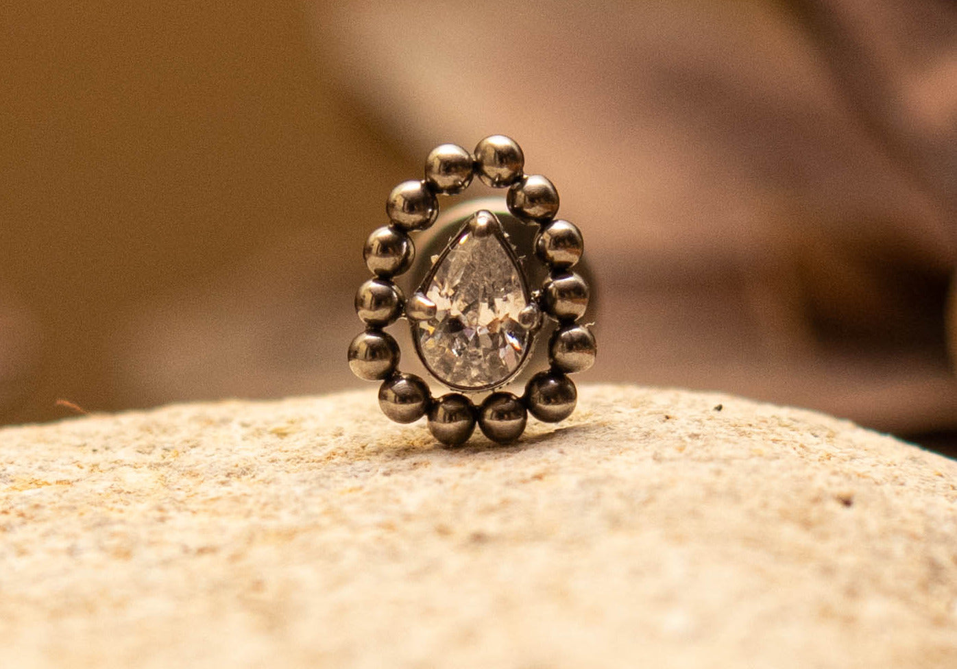 AMÉLIA – Piercing d’oreille en titane ASTM F136 hypoallergénique - Much Elegance