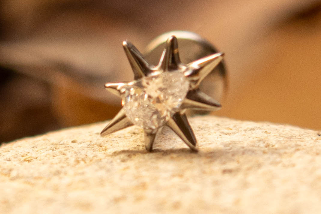 AURORA – Piercing étoile en titane ASTM F136 hypoallergénique - Much Elegance