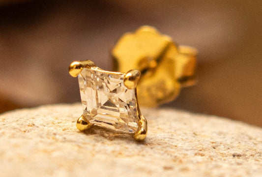 Puce d’oreille en argent 925 et zircon taille princesse - ÉCLAT ROYAL - Much Elegance