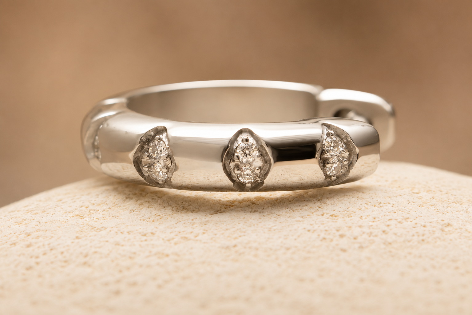 VELIA – Créole Sculptée en Titane ASTM F136 | Cristaux Intégrés (modèle Argent) - Much Elegance