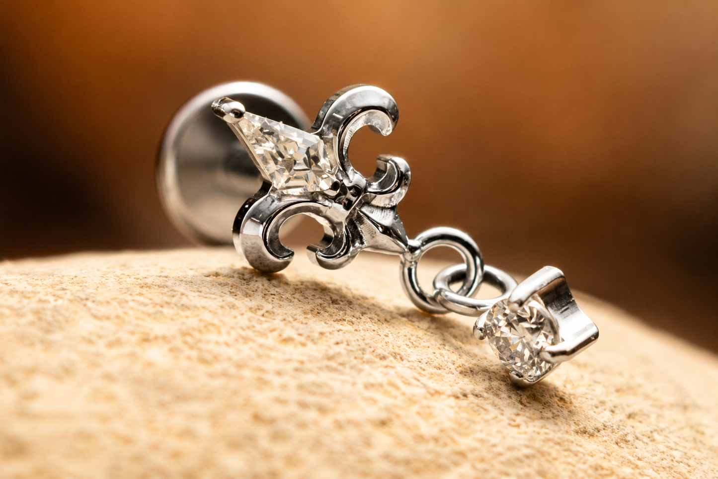 ALTHEA Piercing en titane ASTM F136 – couleur argent - Fleur de lys scintillante - Much Elegance