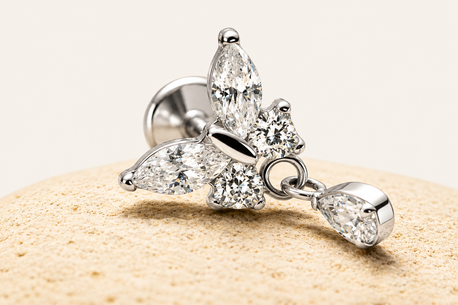 AMARIA – Piercing Papillon en Titane ASTM F - 136 | Ailes Cristal & Goutte Suspendue (modele Argent) - Much Elegance