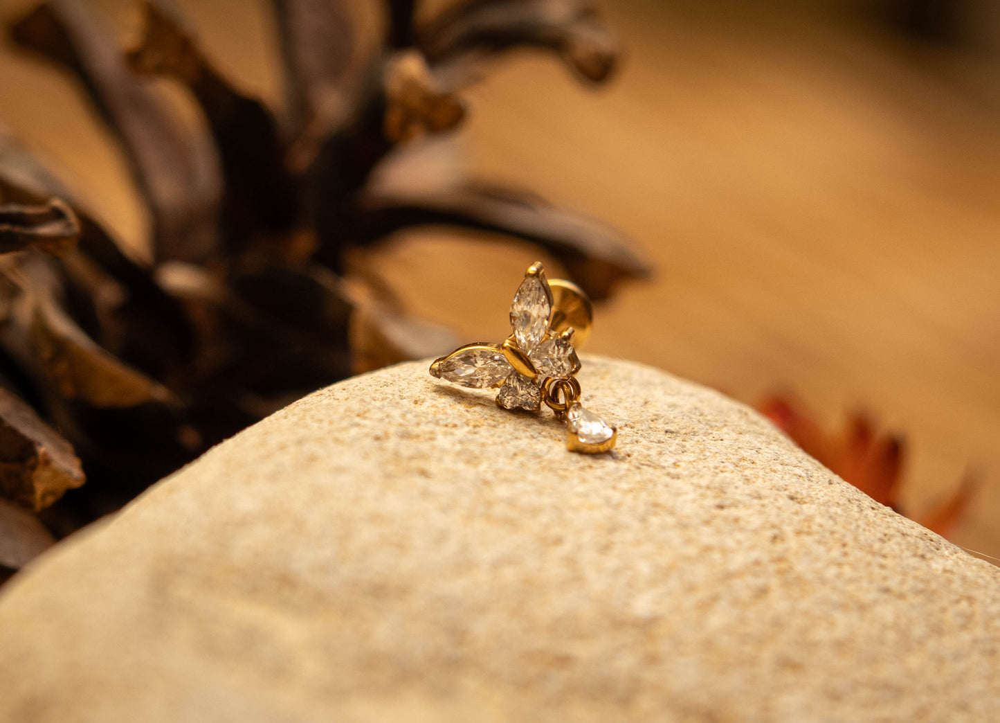 AMARIA – Piercing Papillon en Titane ASTM F - 136 | Ailes Cristal & Goutte Suspendue (Or 18K ou Argent) - Much Elegance