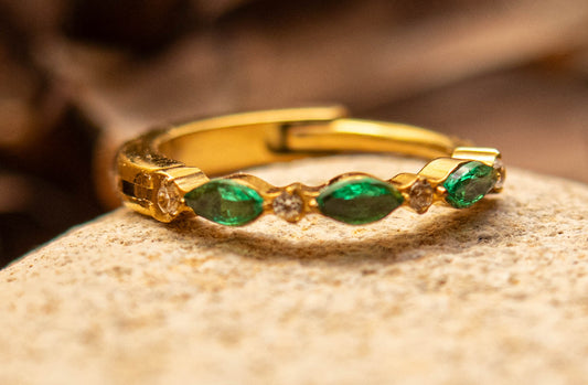 AUREA VERDIA – Créole en Titane ASTM F - 136 Plaqué Or 18K | Pierres Vertes Marquise - Much Elegance