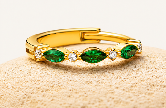AUREA VERDIA – Créole en Titane ASTM F - 136 Plaqué Or 18K | Pierres Vertes Marquise - Much Elegance