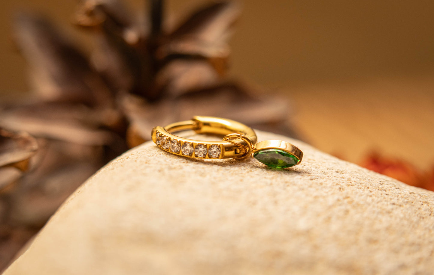 ELERIA VERDIA – Créole en Titane ASTM F - 136 Plaqué Or 18K | Cristaux & Goutte Verte - Much Elegance