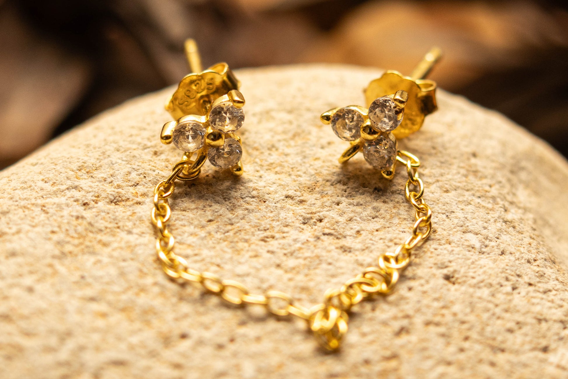 FLEUR DE CHAÎNE - Boucle d’oreille double avec chaînette et fleurs - Much Elegance