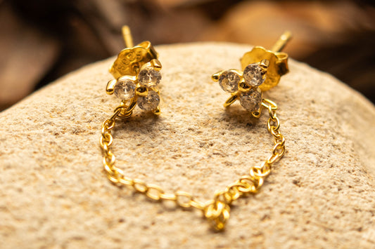 FLEUR DE CHAÎNE - Boucle d’oreille double avec chaînette et fleurs - Much Elegance