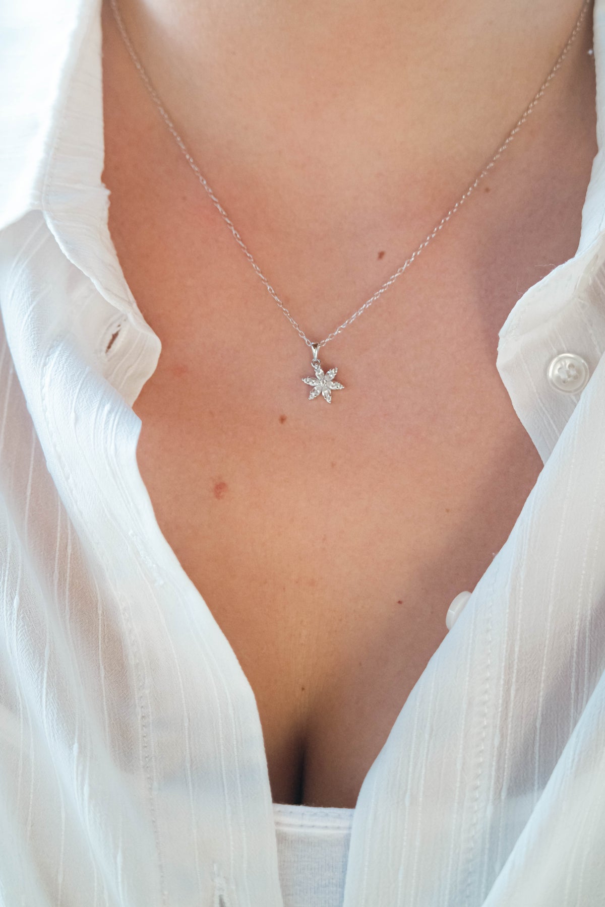 Collier FLEUR DE GIVRE en argent sterling 925 porté au cou