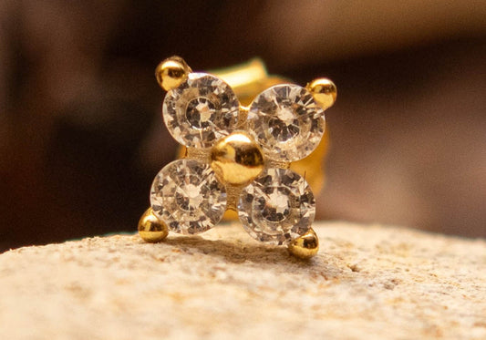 FLEUR ÉLANCÉE - Boucle d’oreille puce fleur en argent sterling 925 - Much Elegance