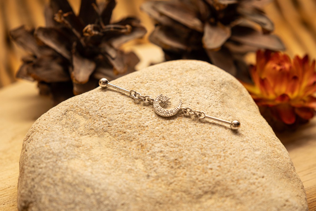 LUNAE – Piercing industriel lune en argent sterling 925 plaqué or 18K - Much Elegance