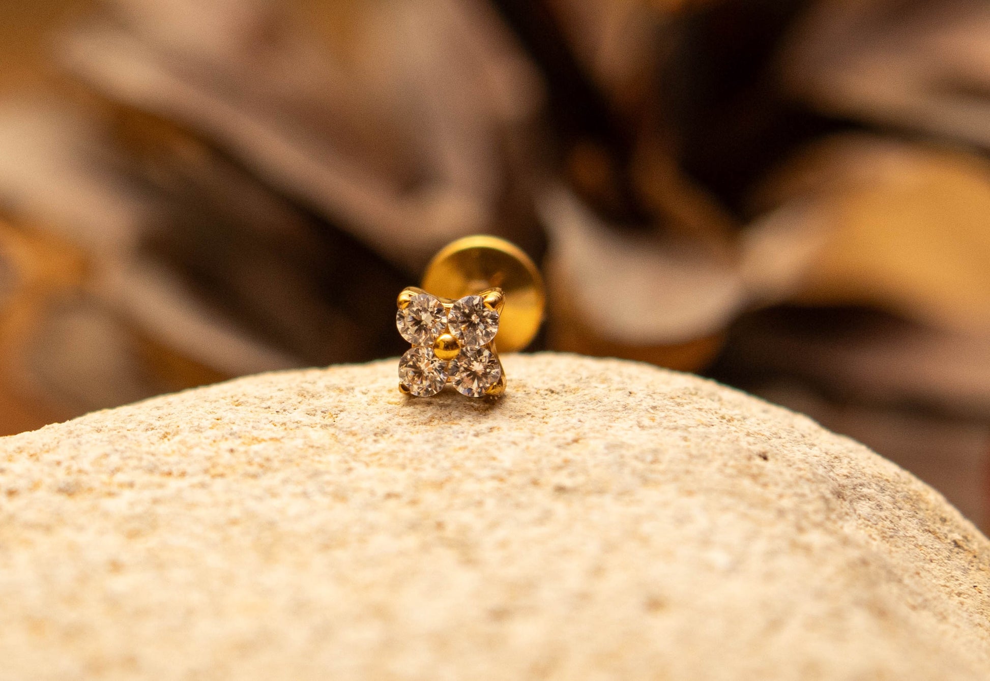 NOELIA – Piercing en Titane ASTM F - 136 plaqué or 18K | Fleur de Lumière & Cristal Étincelant - Much Elegance