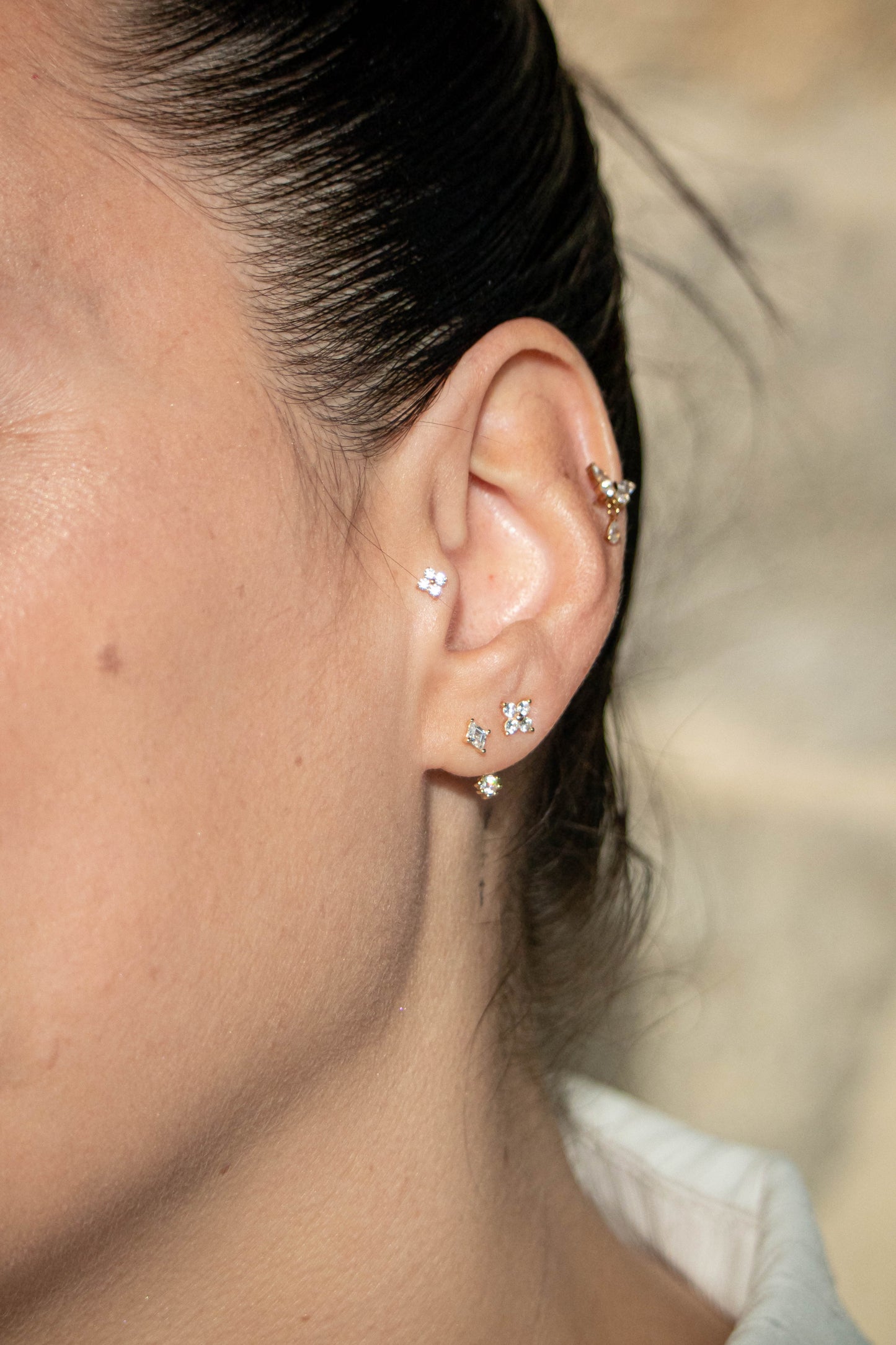 NOELIA – Piercing en Titane ASTM F - 136 plaqué or 18K | Fleur de Lumière & Cristal Étincelant - Much Elegance