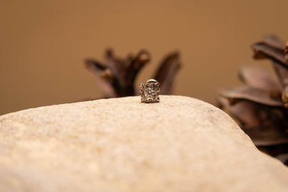 ORÉLIA – Piercing en Titane ASTM F - 136 | Fleur Sculptée & Cristal Étincelant (Or 18K ou Argent) - Much Elegance