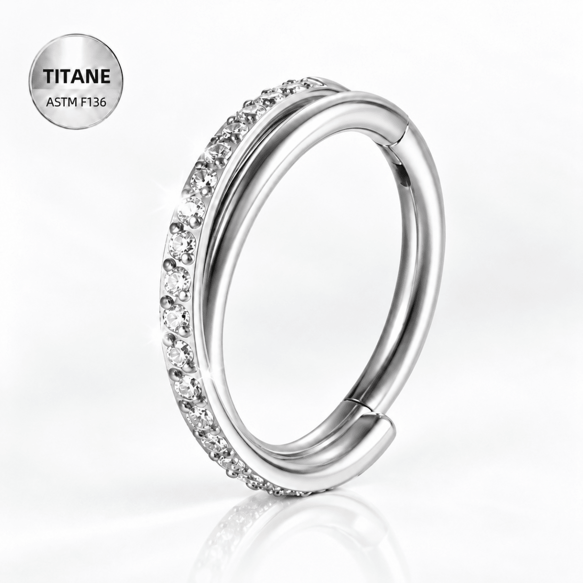 Piercing anneau clicker en titane ASTM F136 serti de pierres - HALÉA - Much Elegance