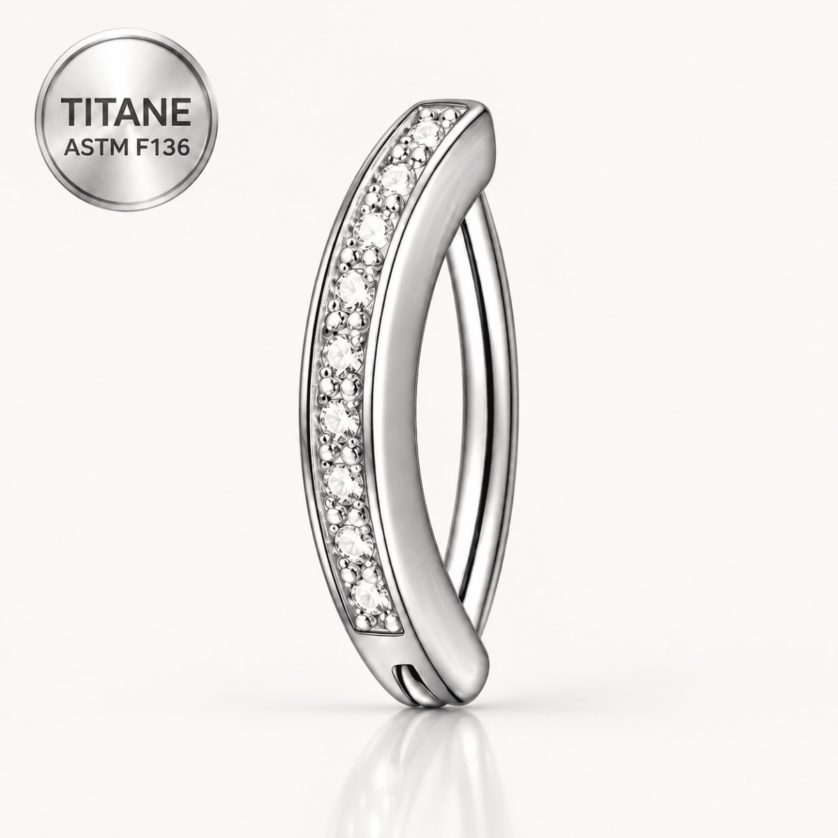 Piercing de nombril clicker ARCÉA argenté en titane ASTM F136, orné de zircons
