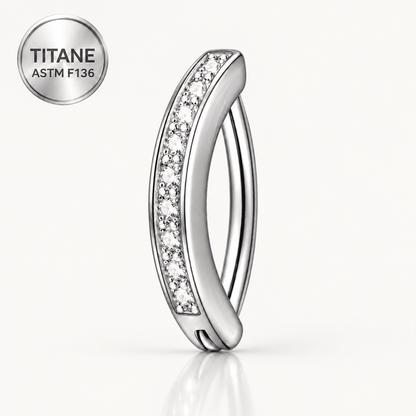 Piercing de nombril clicker ARCÉA argenté en titane ASTM F136, orné de zircons