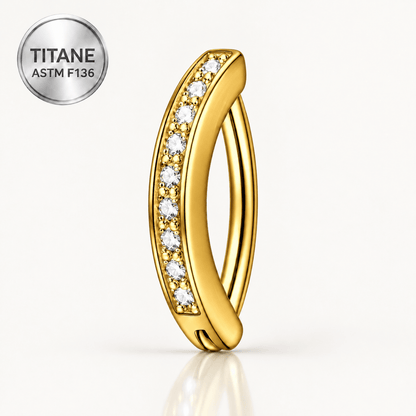 Piercing de nombril clicker ARCÉA doré PVD en titane ASTM F136, orné de zircons