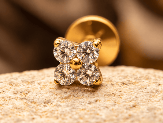 Piercing d’oreille en titane ASTM F136 hypoallergénique doré PVD - NOELIA - Much Elegance