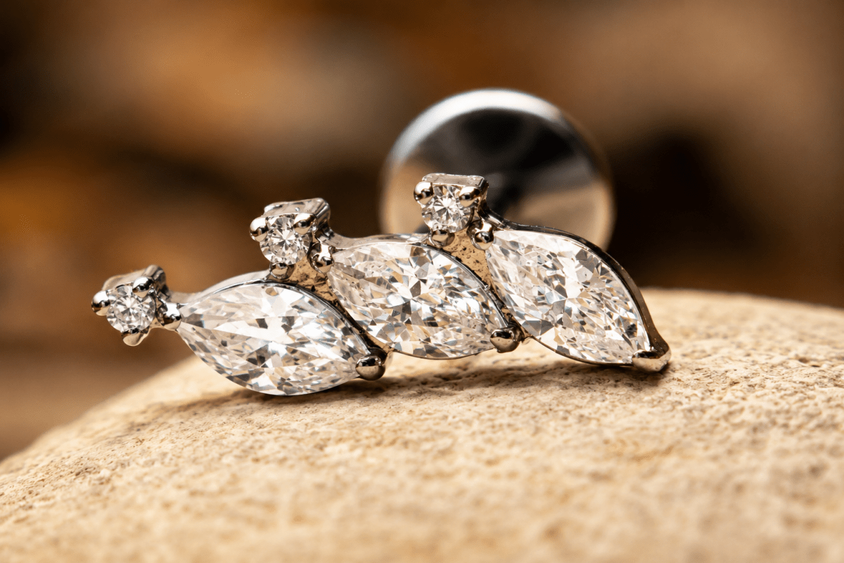 Piercing d’oreille en titane ASTM F136 hypoallergénique - VERDIA - Much Elegance