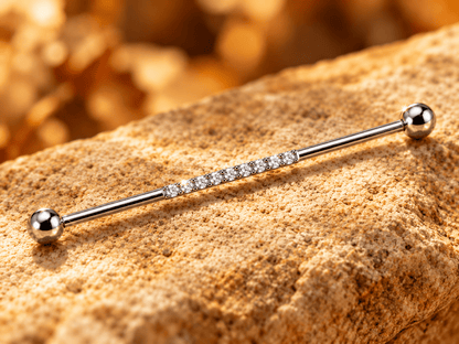 Piercing industriel en titane ASTM F136 à ligne de pierres - LIGNÉA - Much Elegance