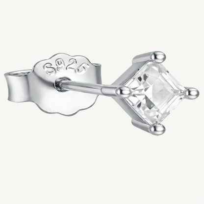 Puce d’oreille en argent 925 et zircon taille princesse - ÉCLAT ROYAL - Much Elegance
