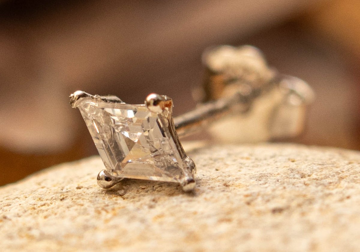 Puce d’oreille en argent 925 et zircon taille princesse - ÉCLAT ROYAL - Much Elegance